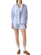 Meave shorts pull up in cotone seersucker con stampa a righe azzurre